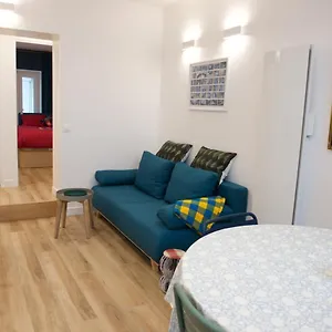 https://newly-renovated-flat-batignolles-17.fr-paris.fr